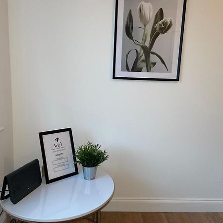 Modern 2 Bed House Cannock Perfect For Contractors Business Travellers Short Stays Driveway For 2 Vehicles Close To M6 M54 I54 A5 A38 Mcarthur Glen Designer Outlet 외부 사진