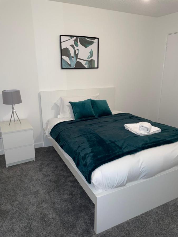 Modern 2 Bed House Cannock Perfect For Contractors Business Travellers Short Stays Driveway For 2 Vehicles Close To M6 M54 I54 A5 A38 Mcarthur Glen Designer Outlet 외부 사진