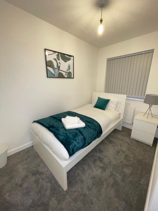 Modern 2 Bed House Cannock Perfect For Contractors Business Travellers Short Stays Driveway For 2 Vehicles Close To M6 M54 I54 A5 A38 Mcarthur Glen Designer Outlet 외부 사진