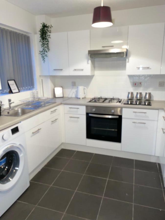 Modern 2 Bed House Cannock Perfect For Contractors Business Travellers Short Stays Driveway For 2 Vehicles Close To M6 M54 I54 A5 A38 Mcarthur Glen Designer Outlet 외부 사진