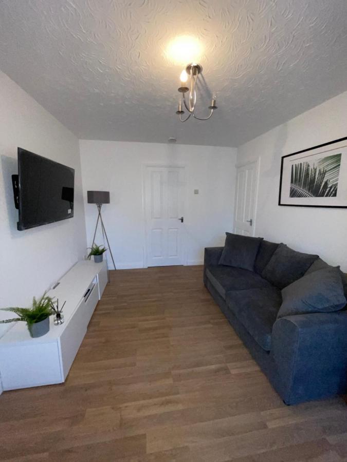 Modern 2 Bed House Cannock Perfect For Contractors Business Travellers Short Stays Driveway For 2 Vehicles Close To M6 M54 I54 A5 A38 Mcarthur Glen Designer Outlet 외부 사진