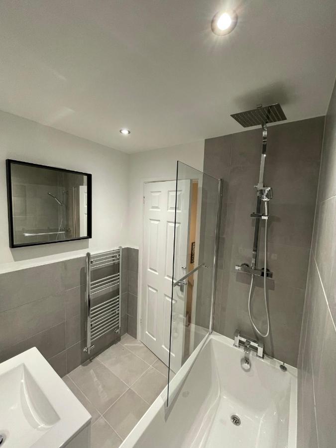 Modern 2 Bed House Cannock Perfect For Contractors Business Travellers Short Stays Driveway For 2 Vehicles Close To M6 M54 I54 A5 A38 Mcarthur Glen Designer Outlet 외부 사진
