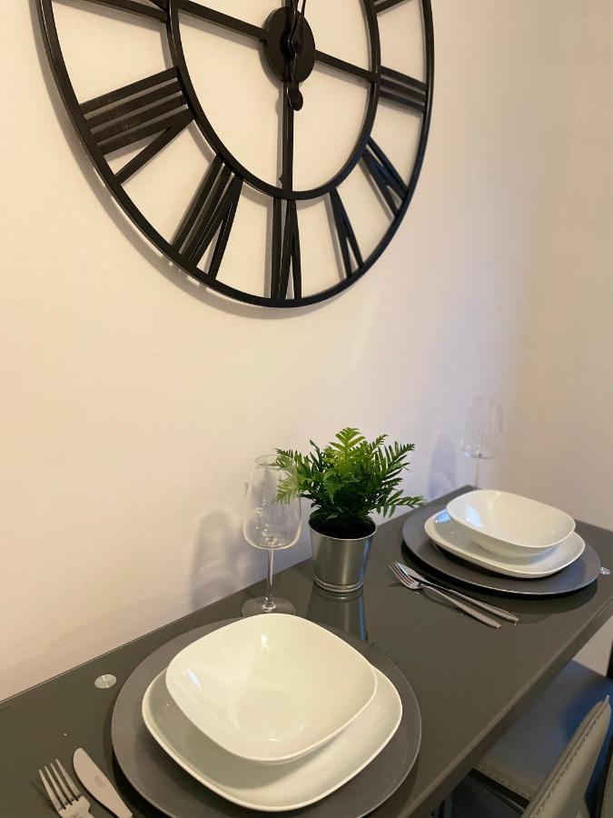 Modern 2 Bed House Cannock Perfect For Contractors Business Travellers Short Stays Driveway For 2 Vehicles Close To M6 M54 I54 A5 A38 Mcarthur Glen Designer Outlet 외부 사진