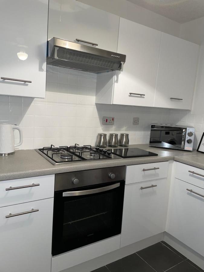 Modern 2 Bed House Cannock Perfect For Contractors Business Travellers Short Stays Driveway For 2 Vehicles Close To M6 M54 I54 A5 A38 Mcarthur Glen Designer Outlet 외부 사진