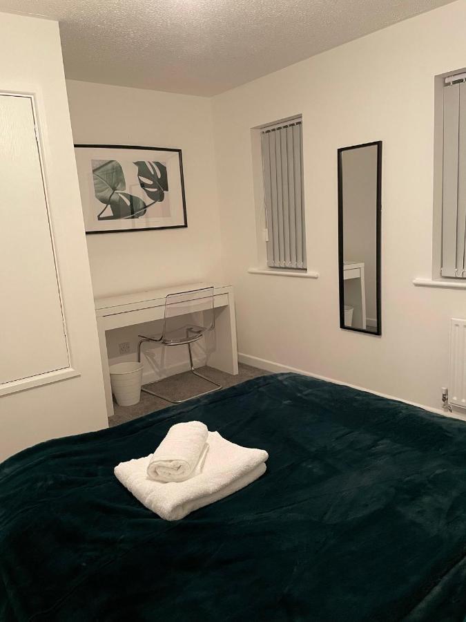 Modern 2 Bed House Cannock Perfect For Contractors Business Travellers Short Stays Driveway For 2 Vehicles Close To M6 M54 I54 A5 A38 Mcarthur Glen Designer Outlet 외부 사진