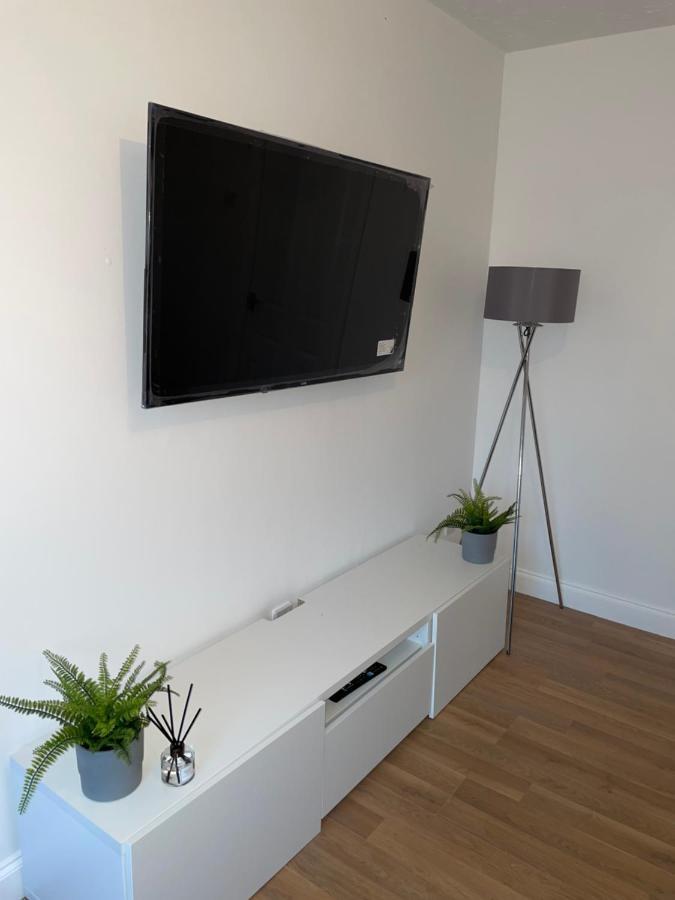 Modern 2 Bed House Cannock Perfect For Contractors Business Travellers Short Stays Driveway For 2 Vehicles Close To M6 M54 I54 A5 A38 Mcarthur Glen Designer Outlet 외부 사진