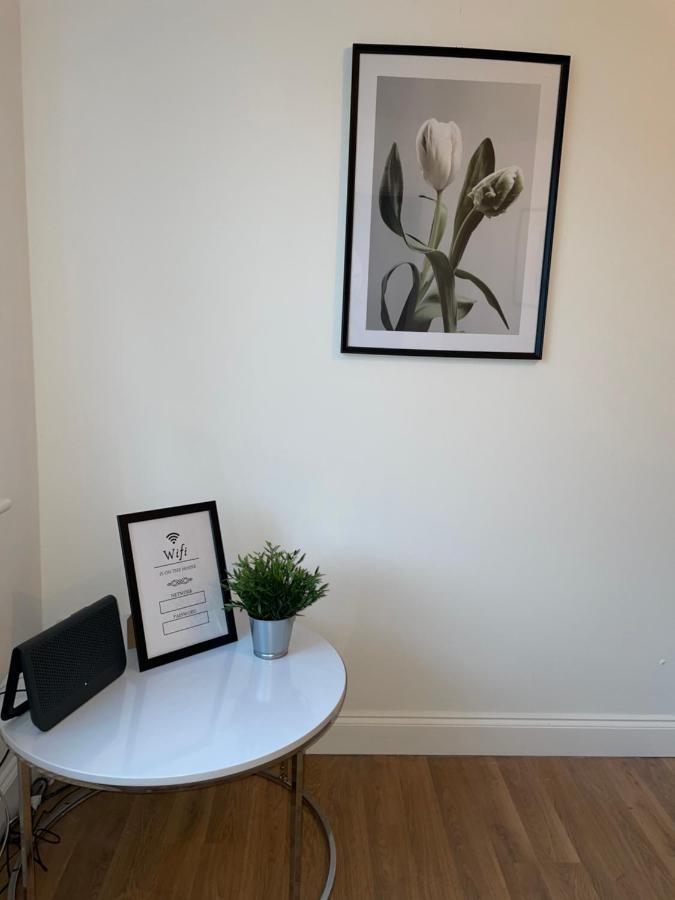 Modern 2 Bed House Cannock Perfect For Contractors Business Travellers Short Stays Driveway For 2 Vehicles Close To M6 M54 I54 A5 A38 Mcarthur Glen Designer Outlet 외부 사진